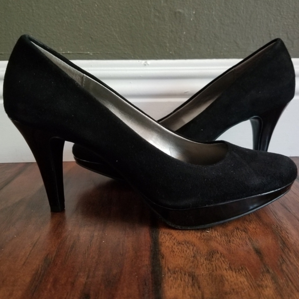 Bandolino Elegant Black Suede Heels